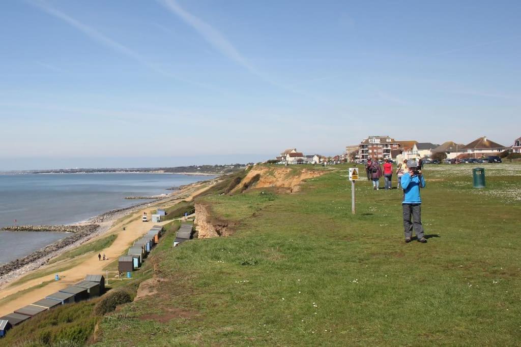 The Firs - Apartment Next To Beach & Forest - Pets Are Free Barton on Sea Extérieur photo