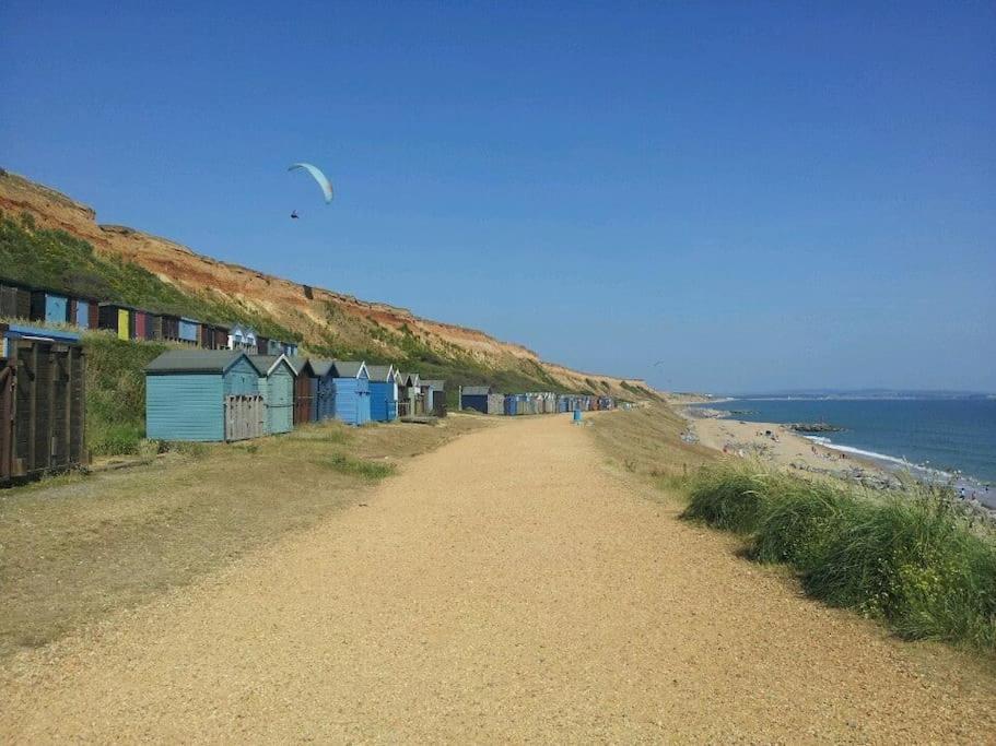 The Firs - Apartment Next To Beach & Forest - Pets Are Free Barton on Sea Extérieur photo