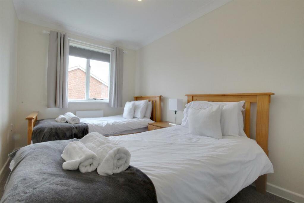 The Firs - Apartment Next To Beach & Forest - Pets Are Free Barton on Sea Extérieur photo