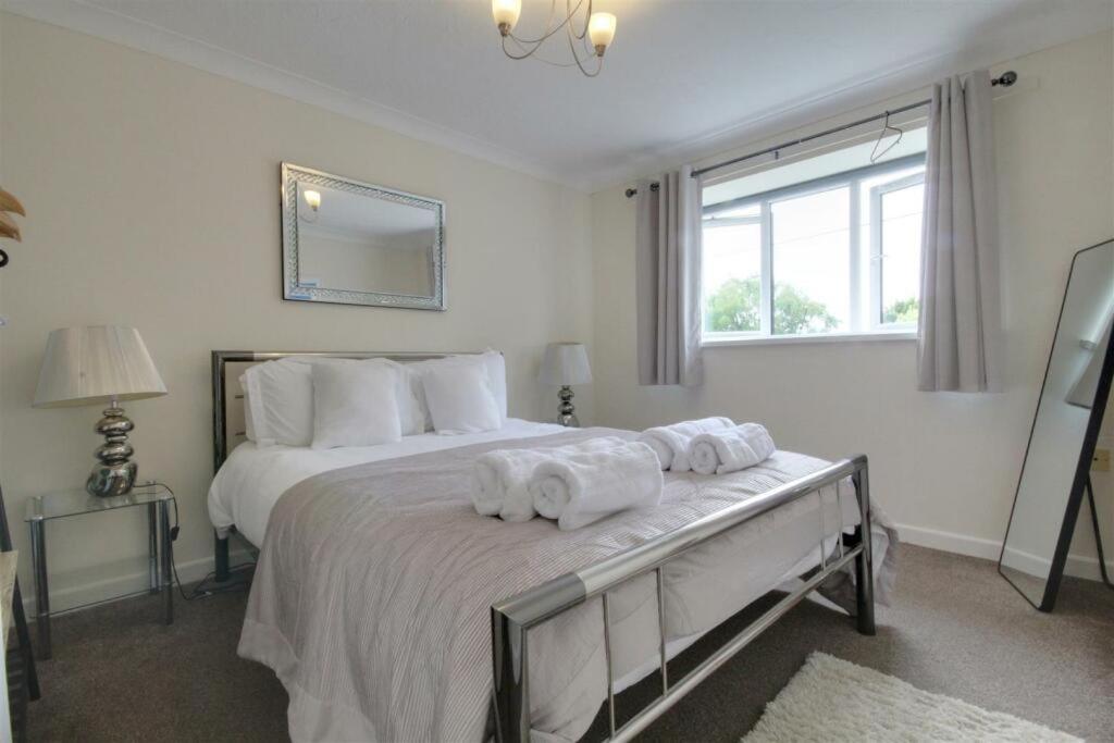 The Firs - Apartment Next To Beach & Forest - Pets Are Free Barton on Sea Extérieur photo