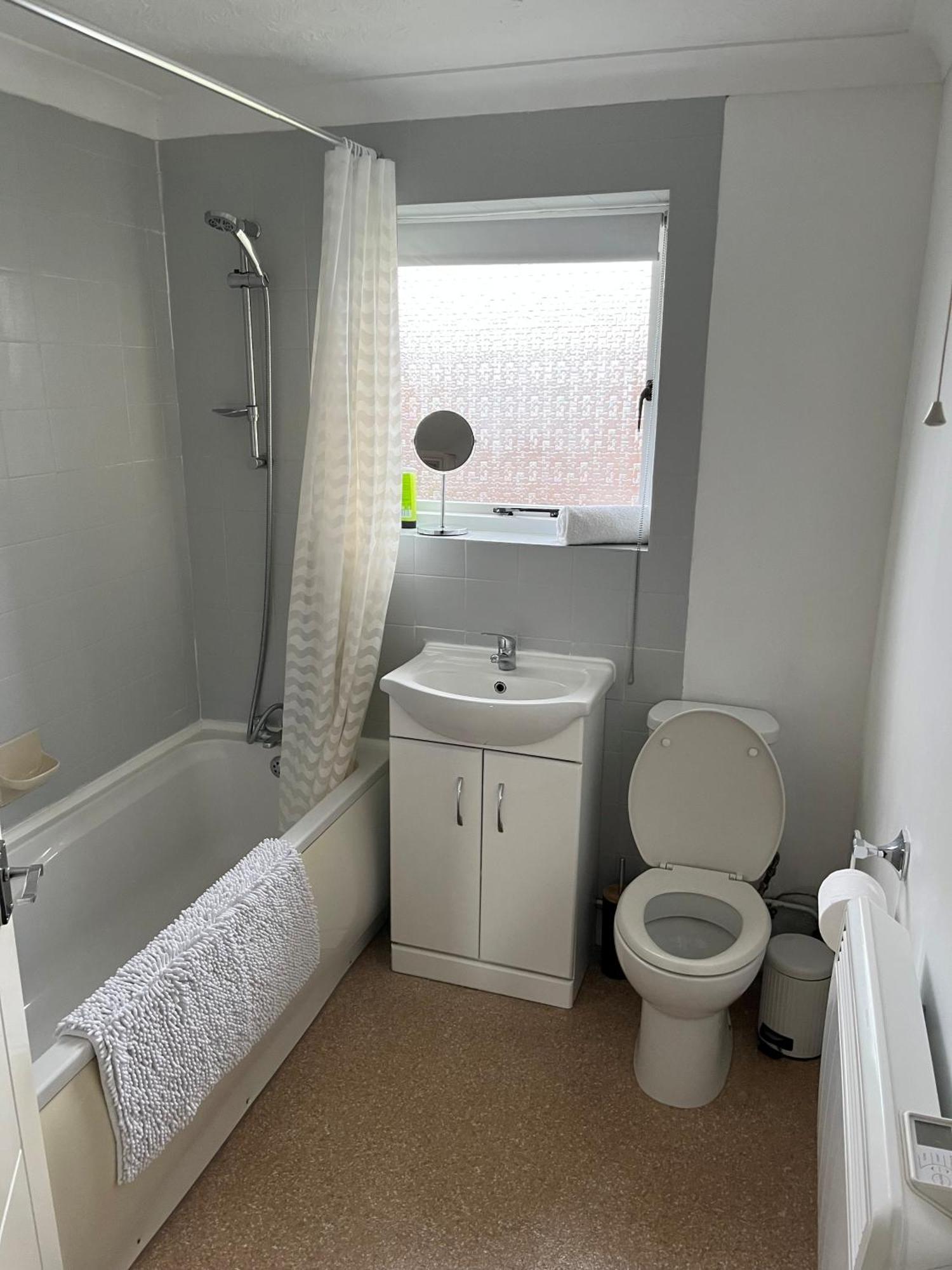 The Firs - Apartment Next To Beach & Forest - Pets Are Free Barton on Sea Extérieur photo